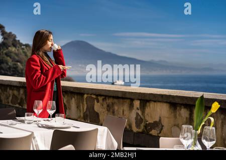 Italia, Campania, Napoli - Coffe a Napoli è una tradizione sacra che va ben oltre un sorso di deliziosa bevanda nera. Foto Stock