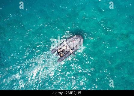 PORTO DI MALAKAL, Palau (10 giugno 2022) marinai assegnati al Underwater Construction Team (UCT) 2 condurre indagini su navi derelitte nel porto di Malakal a Palau come parte di un'apertura di riparazione danni al porto (Expeditionary Port Damage Repair Opening (ExPDRO) prova di concetto di forza comune a sostegno dell'esercizio Valiant Shield 2022. Esercizi come Valiant Shield consentono alle forze congiunte del comando Indo-Pacifico di integrare le forze di tutti i rami del servizio per condurre effetti precisi, letali e schiaccianti multiasse e multidominio che dimostrano la forza e la versatilità della forza congiunta e il nostro impegno nei confronti di A. Foto Stock