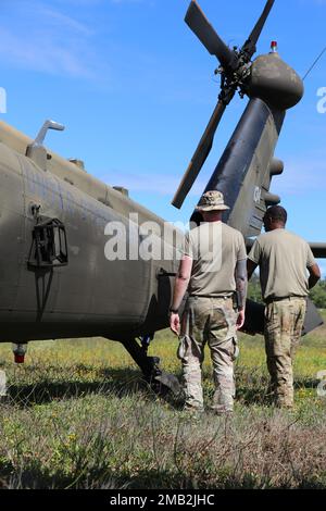 Matthew Roberts, un riparatore di elicotteri, assegnato al distaccamento 1, Golf Company, 1st battaglione, 189th reggimento dell'aviazione e staff Sgt. Jason Graham, un riparatore di elicotteri, assegnato al distaccamento 1, Golf Company, 3rd battaglione, 126th reggimento dell'aviazione, effettua un'ispezione di fine volo a Hilo, Hawaii Giugno 10, 2022. I soldati HIARNG facevano parte di un esercizio di addestramento di più giorni, che comprendeva le operazioni di Medevac dell'elicottero UH-60 Black Hawk. Foto Stock