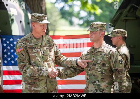 "Quando mettiamo un secondo bilanciere su un funzionario non incaricato, Questo è un segno di professionalità nella nostra professione," ha detto il maggiore Gen. Kenneth Kamper, comandante generale incendi Centro di Eccellenza e Fort Sill dopo aver pinning Sergeant prima classe Rank su Michael Nazarko, un istruttore con Alpha Battery, 1st Battaglione, 78th Field Artillery. Foto Stock