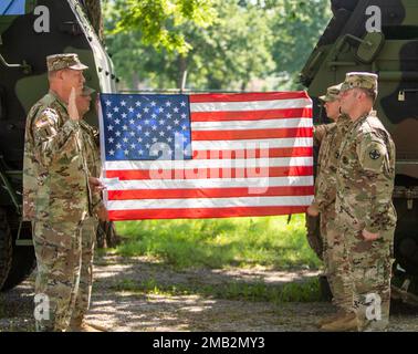 Kenneth Kamper, comandante generale incendi Centro di Eccellenza e Fort Sill, a sinistra, amministra il giuramento di arruolamento a Sgt. 1st Classe Michael Nazarko, un istruttore con Alpha Battery, 1st Battaglione, 78th Field Artillery, durante una cerimonia del 10 2022 giugno. Nazarko è stato anche promosso al Sergente Classe 1st e ha ricevuto una medaglia di Comendation dell'Esercito durante la stessa cerimonia. Foto Stock