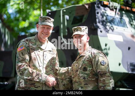 '...per questo continuo a servire. Questa Esercito è una famiglia e uno stile di vita, e noi siamo qui l'uno per l'altro, E non riesco più a immaginarmi fuori da questo esercito”, Sgt. 1st Classe Michael Nazarko, un istruttore con Alpha Battery, 1st Battaglione, 78th Field Artillery, ha detto al maggiore Gen. Kenneth Kamper, comandante del Centro di Eccellenza incendi generali e Fort Sill durante la cerimonia di ripresentazione, promozione e premiazione di Nazarko il 10 2022 giugno. Foto Stock