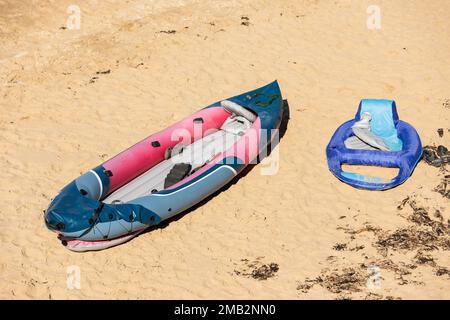 Margate, Kent, regno unito, agosto 24 2022 barca gonfiabile su una spiaggia sabbiosa Foto Stock