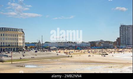 Margate, Kent, regno unito, agosto 24 2022 i visitatori si affollano alla spiaggia di Margate durante l'insolita ondata di caldo in Gran Bretagna.Margates le sabbie principali sono state Foto Stock