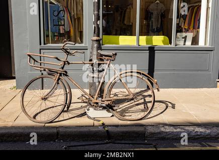 Margate, Kent, regno unito, agosto 24 2022 primo piano su una vecchia bici arrugginita con il suo telaio completamente coperto di ruggine incatenata ad un lampione scartato Foto Stock