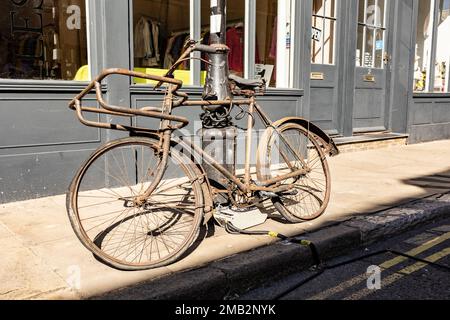 Margate, Kent, regno unito, agosto 24 2022 primo piano su una vecchia bici arrugginita con il suo telaio completamente coperto di ruggine incatenata ad un lampione scartato Foto Stock