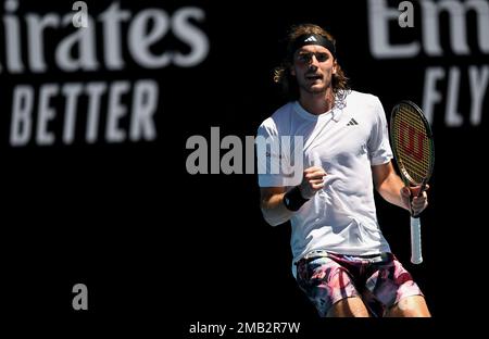 Melbourne, Australia. 20th Jan, 2023. Stefanos Tsitsipas di Grecia reagisce durante il terzo round maschile contro Tallon Griekspoor dei Paesi Bassi al torneo di tennis Australian Open di Melbourne, Australia, il 20 gennaio 2023. Credit: Guo Lei/Xinhua/Alamy Live News Foto Stock