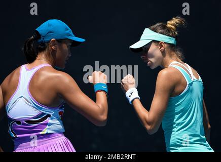 Melbourne, Australia. 20th Jan, 2023. Wang Xiyu della Cina e Megda Linette (R) della Polonia reagiscono durante la partita di primo turno delle donne contro Shuko Aoyama/Ena Shibahara del Giappone al torneo di tennis Australian Open di Melbourne, Australia, il 20 gennaio 2023. Credit: Guo Lei/Xinhua/Alamy Live News Foto Stock