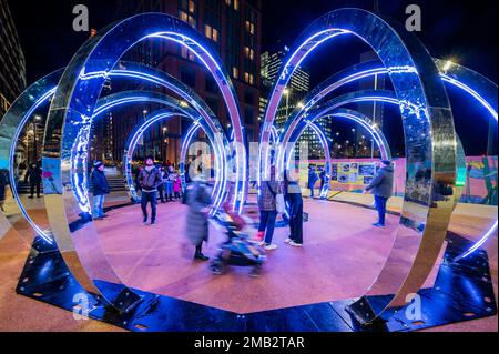 Londra, Regno Unito. 19th Jan, 2023. Toroid by This è Loop - Winter Lights festival, il più grande del suo genere a Londra, trasformando Canary Wharf con oltre 20 installazioni. Credit: Guy Bell/Alamy Live News Foto Stock