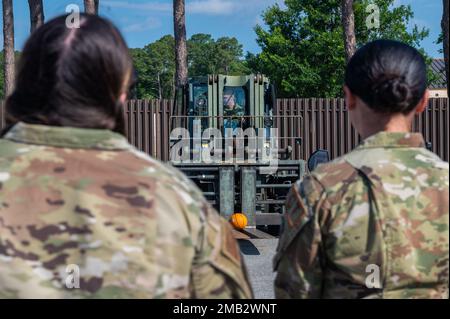 Gli airmen assegnati al 4th Logistics Readiness Squadron osservano un corso di ostacolo del carrello elevatore a forche durante un rodeo del trasporto a terra alla base dell'aeronautica di Seymour Johnson, Carolina del Nord, 10 giugno 2022. Il rodeo ha mostrato le capacità di Airmen di mettere in campo le proprie competenze lavorative mentre gareggiavano l'uno contro l'altro nella competizione a tempo. Foto Stock