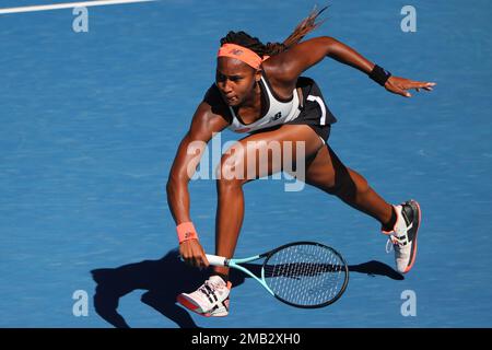 Melbourne, Australia. 20th Jan, 2023. Coco Gauff of USA in azione durante il round 3 match tra Coco Gauff of USA e Bernarda Pera of USA Day 5 all'Australian Open Tennis 2023 alla Rod Laver Arena di Melbourne, Australia, il 20 gennaio 2023. Foto di Peter Dovgan. Solo per uso editoriale, licenza richiesta per uso commerciale. Non è utilizzabile nelle scommesse, nei giochi o nelle pubblicazioni di un singolo club/campionato/giocatore. Credit: UK Sports Pics Ltd/Alamy Live News Foto Stock