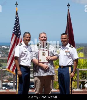 Il col. Bill Soliz, comandante del Tripler Army Medical Center, assegna il certificato di durata del servizio di 30 anni al Sig. John Baumgartner, TAMC, durante una cerimonia al TAMC, il 10 giugno 2022. Foto Stock