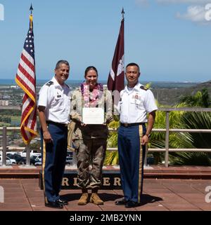 Il col. Bill Soliz, comandante del Tripler Army Medical Center, assegna la Meritorious Service Medal dell'Esercito a 1st Lt. Eliza Zugg, TAMC, durante una cerimonia al TAMC, il 10 giugno 2022. Foto Stock