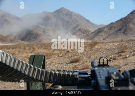 STATI UNITI Marines con il Battalion Landing Team 2/4, 13th Marine Expeditionary Unit, fornisce assistenza antincendio in un veicolo da combattimento anfibio durante la gamma 400 sul Marine Corps Air Ground Combat Center Twentynine Palms, California, 10 giugno 2022. L'MEU 13th sta attualmente conducendo un esercizio realistico di formazione urbana per migliorare l'integrazione e la capacità collettiva degli elementi di comando, aereo, terrestre e logistico dell'MEU e preparare l'MEU 13th a soddisfare le esigenze di risposta alle crisi della nazione durante il loro prossimo spiegamento all'estero. Foto Stock