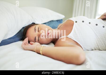 Sapete im comodo quando dormo come una stella marina. una giovane donna attraente che dorme sul suo letto a casa la mattina. Foto Stock