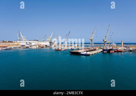 Gru e banchine nel porto di Palermo, Porto di Palermo. Foto Stock