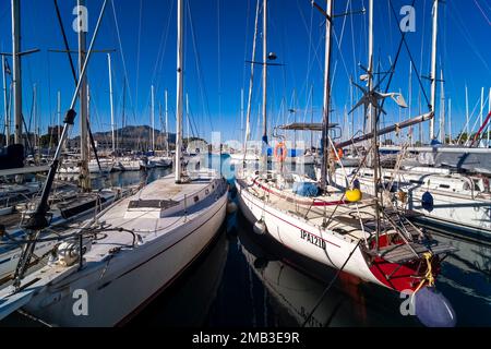 La Cala, la parte più antica del porto e della marina di Palermo, con barche a vela ancorate. Foto Stock
