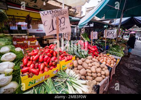 Tutti i tipi di frutta e verdura sono esposti per la vendita nel mercato locale di Ballaro. Foto Stock