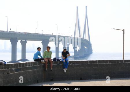 20 2022 dicembre - Mumbai, Maharashtra in India: La gente gode del collegamento del mare di Bandra-Worli, ufficialmente denominato collegamento del mare di Rajiv Gandhi Foto Stock