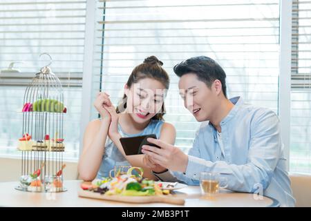 Il tè pomeridiano tempo giovani amanti Foto Stock