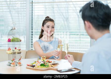 Il tè pomeridiano tempo giovani amanti Foto Stock