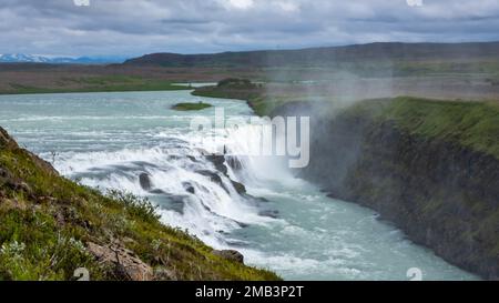 Turisti alla cascata Gullfoss sul fiume Hvita, Golden Circle, Islanda Foto Stock
