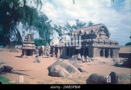 Il Shore Temple è un complesso di templi e santuari che si affaccia sulla riva della baia del Bengala. Si trova a Mahabalipuram, circa 60 chilometri a sud di Chennai in Tamil Nadu, India. Si tratta di un tempio strutturale, costruito con blocchi di granito, risalente al 8th ° secolo d.C. Il sito ha 40 monumenti antichi e templi indù, tra cui la discesa delle Gange o la Penitenza di Arjuna, uno dei più grandi rilievi rocciosi all'aperto del mondo. Il complesso è composto da tre santuari separati: Due dedicati al dio Shiva e uno a Vishnu. Foto Stock