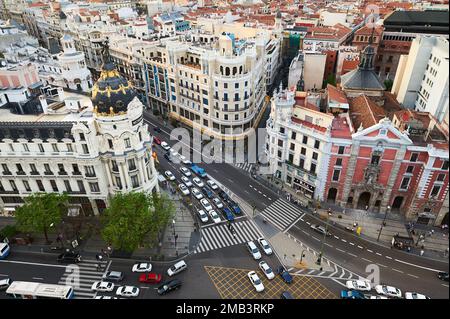 Facciata principale e terrazze della Chiesa di San Edificio Giuseppe e Metropolis sulla Gran Via di Madrid, fotografato dal Circolo de Bellas Artes. Foto Stock