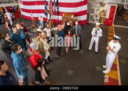 Christopher Hess, Chief Sonar Technician, e il compagno di Boatswain classe 1st Zachary Miller, assegnato al cacciatorpediniere di classe Zumwalt USS Michael Monsoor (DDG 1001), presenta alla nave un gruppo di tour durante la Portland Fleet Week 2022, giugno 11. Portland Fleet Week è una celebrazione onorata del tempo dei servizi marittimi e offre ai cittadini dell'Oregon l'opportunità di incontrare marinai, Marines e Coast Guardsmen, oltre a testimoniare in prima persona le ultime capacità dei servizi marittimi di oggi. Foto Stock