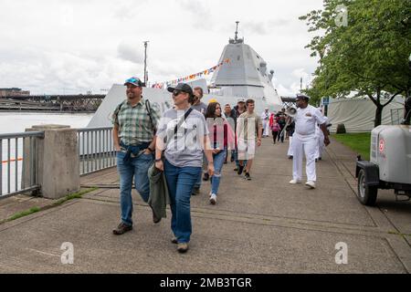 Il Chief Operations Specialist Brian Spear, assegnato alla nave da combattimento litoranea Independence-variant USS Coronado (LCS 4), guida un gruppo durante la Portland Fleet Week 2022, giugno 11. Portland Fleet Week è una celebrazione onorata del tempo dei servizi marittimi e offre ai cittadini dell'Oregon l'opportunità di incontrare marinai, Marines e Coast Guardsmen, oltre a testimoniare in prima persona le ultime capacità dei servizi marittimi di oggi. Foto Stock