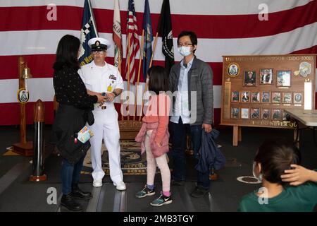 Christopher Hess, Chief Sonar Technician, assegnato al cacciatorpediniere Zumwalt USS Michael Monsoor (DDG 1001), risponde alle domande su un tour durante la Portland Fleet Week 2022, giugno 11. Portland Fleet Week è una celebrazione onorata del tempo dei servizi marittimi e offre ai cittadini dell'Oregon l'opportunità di incontrare marinai, Marines e Coast Guardsmen, oltre a testimoniare in prima persona le ultime capacità dei servizi marittimi di oggi. Foto Stock