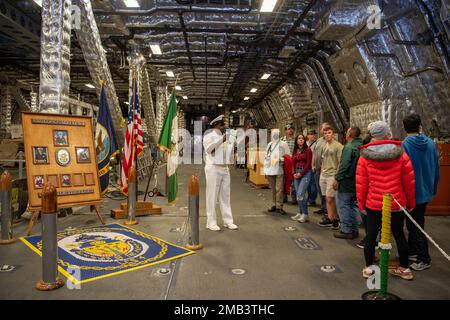 Il Chief Operations Specialist Brian Spear, assegnato alla nave litoranea da combattimento USS Coronado (LCS 4), variante dell'Indipendenza, parla con un gruppo durante la Portland Fleet Week 2022, giugno 11. Portland Fleet Week è una celebrazione onorata del tempo dei servizi marittimi e offre ai cittadini dell'Oregon l'opportunità di incontrare marinai, Marines e Coast Guardsmen, oltre a testimoniare in prima persona le ultime capacità dei servizi marittimi di oggi. Foto Stock