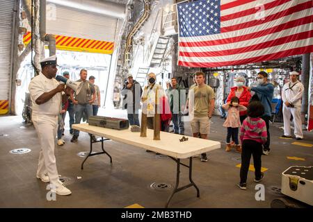 Il Chief Operations Specialist Brian Spear, assegnato alla nave litoranea da combattimento USS Coronado (LCS 4), variante dell'Indipendenza, parla con un gruppo durante la Portland Fleet Week 2022, giugno 11. Portland Fleet Week è una celebrazione onorata del tempo dei servizi marittimi e offre ai cittadini dell'Oregon l'opportunità di incontrare marinai, Marines e Coast Guardsmen, oltre a testimoniare in prima persona le ultime capacità dei servizi marittimi di oggi. Foto Stock