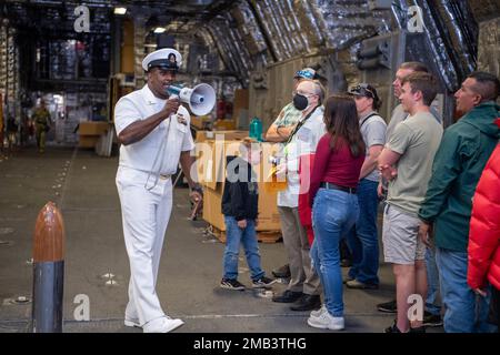 Il Chief Operations Specialist Brian Spear, assegnato alla nave litoranea da combattimento USS Coronado (LCS 4), variante dell'Indipendenza, parla con un gruppo durante la Portland Fleet Week 2022, giugno 11. Portland Fleet Week è una celebrazione onorata del tempo dei servizi marittimi e offre ai cittadini dell'Oregon l'opportunità di incontrare marinai, Marines e Coast Guardsmen, oltre a testimoniare in prima persona le ultime capacità dei servizi marittimi di oggi. Foto Stock