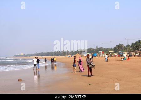 21 2022 dicembre - Mumbai, Maharashtra in India: Gente alla spiaggia d'argento sull'isola di Madh Foto Stock