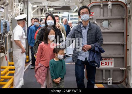 Una famiglia partecipa a un tour in nave a bordo del cacciatorpediniere di classe Zumwalt USS Michael Monsoor (DDG 1001) durante il Portland Rose Festival e la Fleet Week 2022, giugno 11. Portland Fleet Week è una celebrazione onorata del tempo dei servizi marittimi e offre ai cittadini dell'Oregon l'opportunità di incontrare marinai, Marines e Coast Guardsmen, oltre a testimoniare in prima persona le ultime capacità dei servizi marittimi di oggi Foto Stock