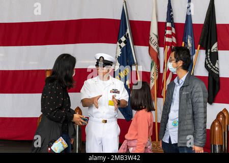 Christopher Hess, Chief Sonar Technician, assegnato al cacciatorpediniere Zumwalt USS Michael Monsoor (DDG 1001), risponde alle domande su un tour della nave durante la Portland Fleet Week in Oregon, 11 giugno 2022. Portland Fleet Week è una celebrazione onorata del tempo dei servizi marittimi e offre ai cittadini dell'Oregon l'opportunità di incontrare marinai, Marines e Coast Guardsmen, oltre a testimoniare in prima persona le ultime capacità dei servizi marittimi di oggi. Foto Stock