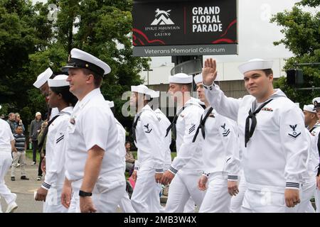 I marinai assegnati alla USS Michael Monsoor (DDG 1001), marciano nella Grand Floral Parade nell'ambito del Portland Rose Festival e della Fleet Week 2022, giugno 11. Portland Fleet Week è una celebrazione onorata del tempo dei servizi marittimi e offre ai cittadini dell'Oregon l'opportunità di incontrare marinai, Marines e Coast Guardsmen, oltre a testimoniare in prima persona le ultime capacità dei servizi marittimi di oggi Foto Stock