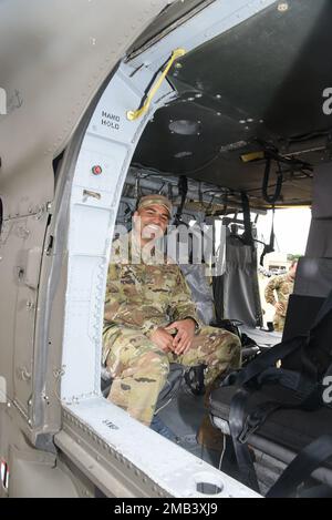 Tecnico. Tommy Yahav, specialista delle comunicazioni di volo in 111th, posa su un elicottero UH-60V Black Hawk prima di un volo incentivante sabato 11 giugno 2022 presso la base della Guardia Nazionale Biddle Air di Horsham, Pennsylvania. Diversi membri eccezionali della 111th Attack Wing sono stati selezionati per volare a bordo del volo in riconoscimento del loro eccezionale servizio. Foto Stock