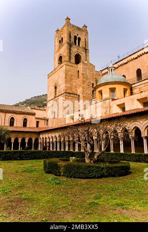 Colonne e archi del chiostro benedettino della Cattedrale di Monreale, Cattedrale di Santa Maria Nuova. Foto Stock