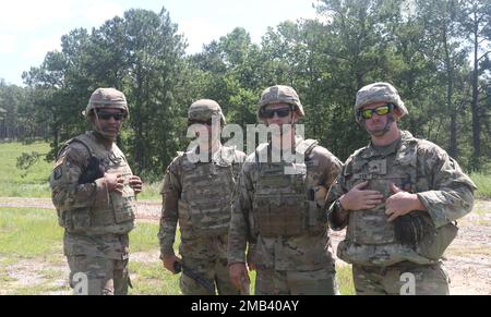 I soldati con la 287th Engineer Company, la 168th Engineer Brigade, il 184th Sustainment Command, hanno recentemente condotto corsi di demolizione sul campo presso il Camp Shelby Joint Forces Training Center di Hattiesburg, Mississippi, il 11 giugno 2022. La formazione consente agli ingegneri di svolgere i compiti previsti dalla loro professione. Foto Stock