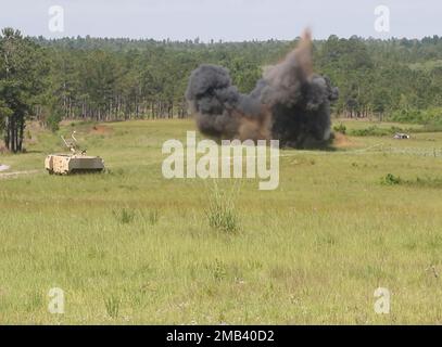 I soldati con la 287th Engineer Company, la 168th Engineer Brigade, il 184th Sustainment Command, hanno recentemente condotto corsi di demolizione sul campo presso il Camp Shelby Joint Forces Training Center di Hattiesburg, Mississippi, il 11 giugno 2022. La formazione consente agli ingegneri di svolgere i compiti previsti dalla loro professione. Foto Stock