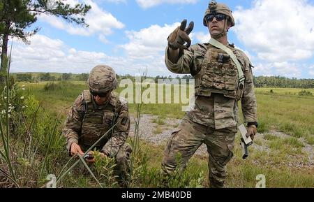 I soldati con la 287th Engineer Company, la 168th Engineer Brigade, il 184th Sustainment Command, hanno recentemente condotto corsi di demolizione sul campo presso il Camp Shelby Joint Forces Training Center di Hattiesburg, Mississippi, il 11 giugno 2022. La formazione consente agli ingegneri di svolgere i compiti previsti dalla loro professione. Foto Stock