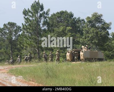 I soldati con la 287th Engineer Company, la 168th Engineer Brigade, il 184th Sustainment Command, hanno recentemente condotto corsi di demolizione sul campo presso il Camp Shelby Joint Forces Training Center di Hattiesburg, Mississippi, il 11 giugno 2022. La formazione consente agli ingegneri di svolgere i compiti previsti dalla loro professione. Foto Stock