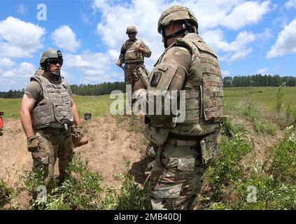 I soldati con la 287th Engineer Company, la 168th Engineer Brigade, il 184th Sustainment Command, hanno recentemente condotto corsi di demolizione sul campo presso il Camp Shelby Joint Forces Training Center di Hattiesburg, Mississippi, il 11 giugno 2022. La formazione consente agli ingegneri di svolgere i compiti previsti dalla loro professione. Foto Stock