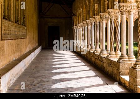 Colonne e archi del chiostro benedettino della Cattedrale di Monreale, Cattedrale di Santa Maria Nuova. Foto Stock