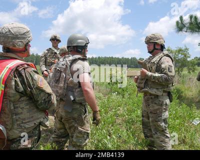 I soldati con la 287th Engineer Company, la 168th Engineer Brigade, il 184th Sustainment Command, hanno recentemente condotto corsi di demolizione sul campo presso il Camp Shelby Joint Forces Training Center di Hattiesburg, Mississippi, il 11 giugno 2022. La formazione consente agli ingegneri di svolgere i compiti previsti dalla loro professione. Foto Stock