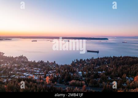 Vista aerea di West Vancouver e Vancouver, paesaggio urbano dell'oceano all'alba, navi da carico, Burrard Inlet, riprese di droni. Foto Stock