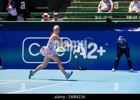 Kimberly Birrell of Australia in azione durante il giorno 2 del Kooyong Classic Tennis Tournament ultima partita contro Donna Vekic di Croazia al Kooyong Lawn Tennis Club. Vekic ha vinto in tre set 2:6, 6:2, 10:8. Foto Stock