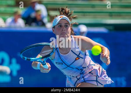 Kimberly Birrell of Australia in azione durante il giorno 2 del Kooyong Classic Tennis Tournament ultima partita contro Donna Vekic di Croazia al Kooyong Lawn Tennis Club. Vekic ha vinto in tre set 2:6, 6:2, 10:8. Foto Stock